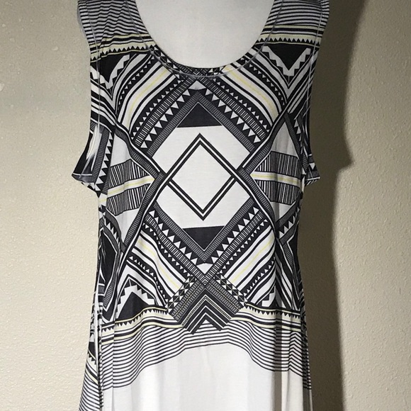 Geometric Tunic In Black And White - Picture 1 of 3